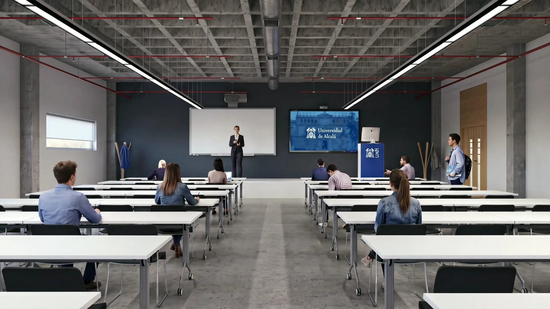 Aula del CRAI vista desde el fondo: mesas blancas con ruedas, pizarra, pantalla con el escudo de la Universidad de Alcalá y techo de hormigón visto